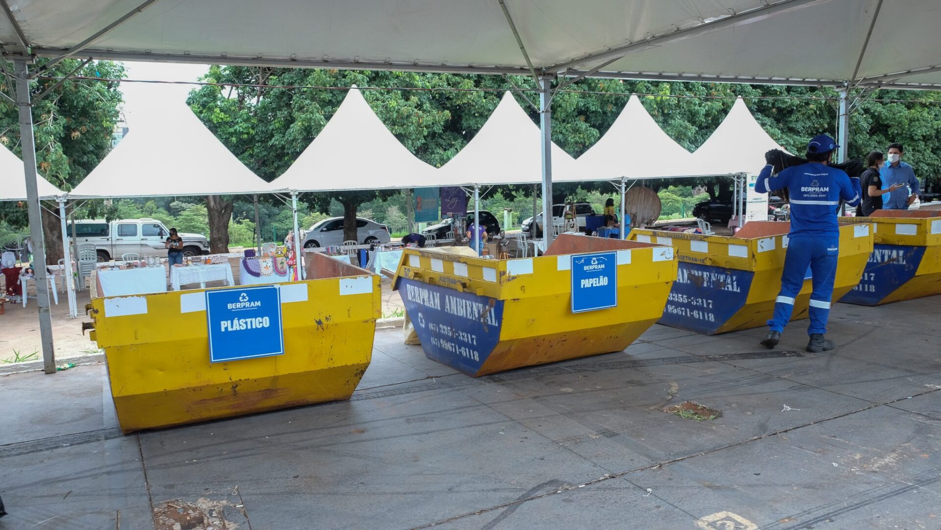 Embalagem é premiada com ouro, Souvenirs e acessórios feitos de plástico reciclado, e Drive Thru de Reciclagem.