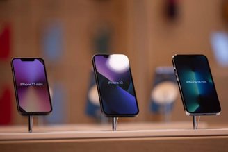 O iPhone 13 apresenta ótimo custo-benefício. (Fonte: GettyImages/Reprodução) 