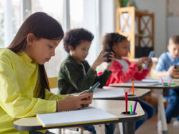 Liberdade ou Isolamento? A Revolução Sem Celulares nas Escolas e o Impacto na Vida dos Jovens