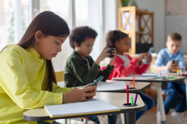 Liberdade ou Isolamento? A Revolução Sem Celulares nas Escolas e o Impacto na Vida dos Jovens
