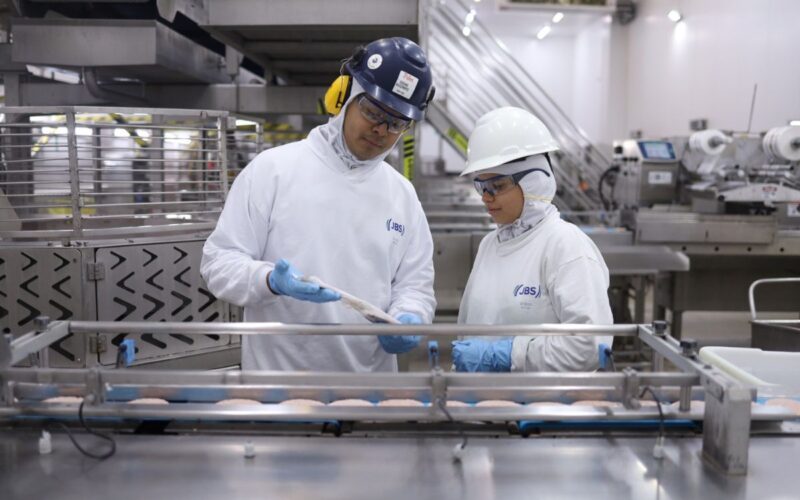 Frigorífico oferece 200 vagas para operador de produção em Dourados; inscrições estão abertas até o fim da semana