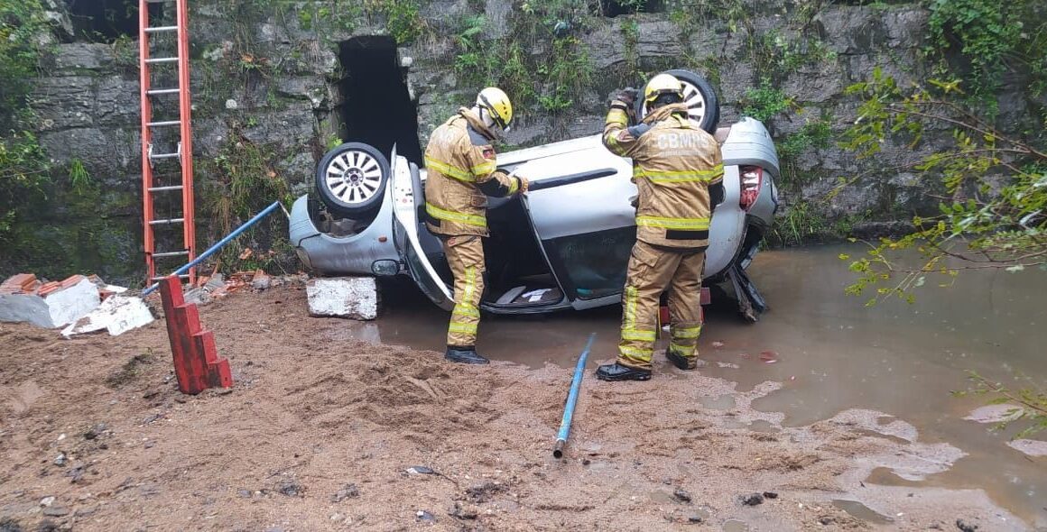 Carro cai de ponte em Bagé e deixa feridos; acidente ocorreu próximo a frigorífico da cidade Carro cai de ponte em Bagé e deixa feridos; acidente ocorreu próximo a frigorífico da cidade