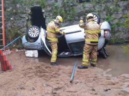 Carro cai de ponte em Bagé e deixa feridos; acidente ocorreu próximo a frigorífico da cidade