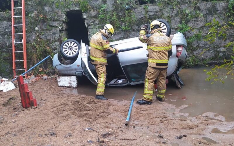 Carro cai de ponte em Bagé e deixa feridos; acidente ocorreu próximo a frigorífico da cidade