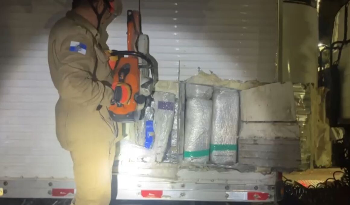 PRF apreende 3 toneladas de maconha em caminhão na BR-116