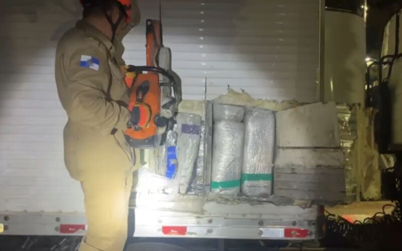 PRF apreende 3 toneladas de maconha em caminhão na BR-116