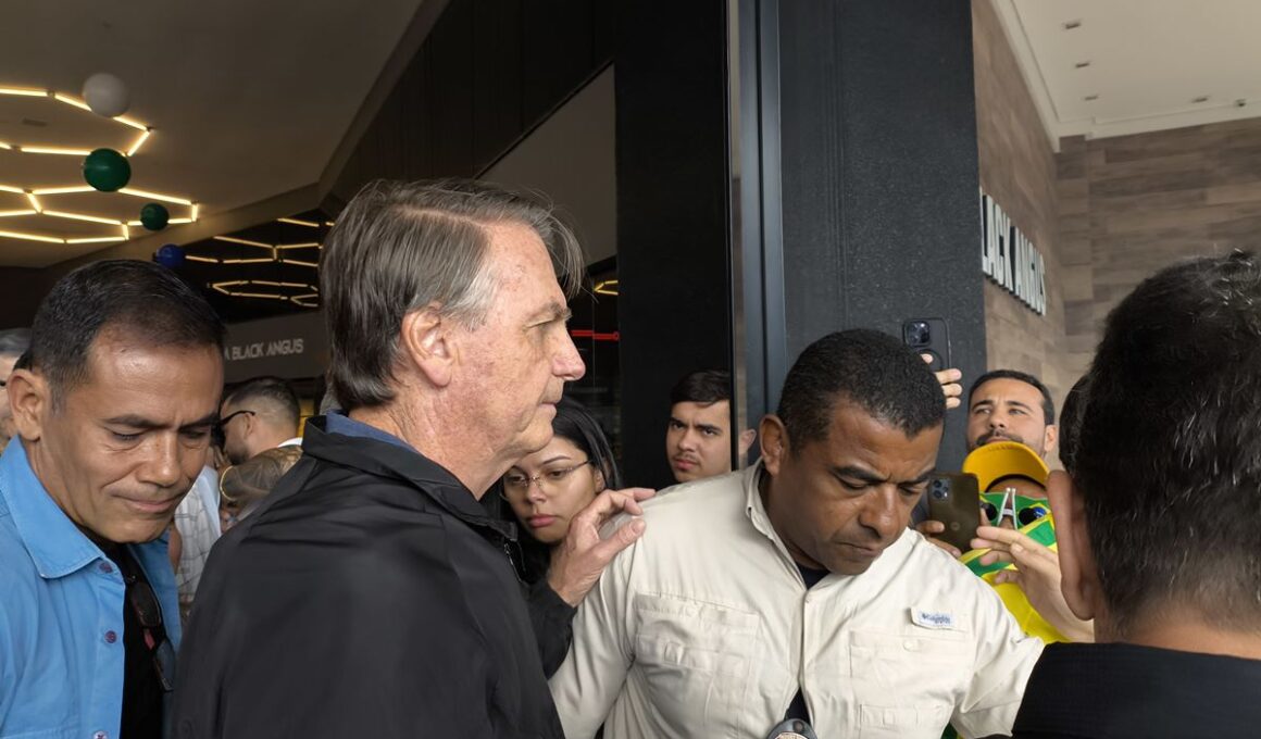 Bolsonaro passa mal e abandona evento em frigorífico de Goiânia