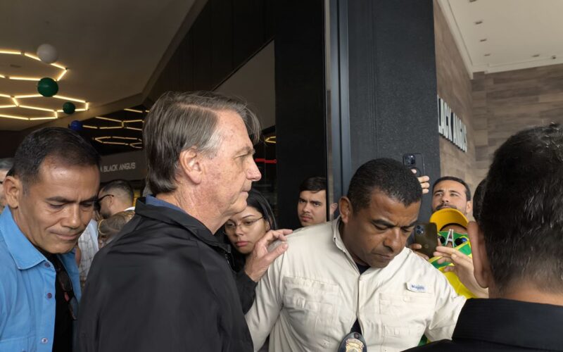 Bolsonaro passa mal e abandona evento em frigorífico de Goiânia