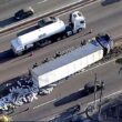 Carreta tomba e espalha 26 toneladas de plástico no Anel Rodoviário de BH