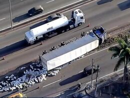 Carreta tomba e espalha 26 toneladas de plástico no Anel Rodoviário de BH