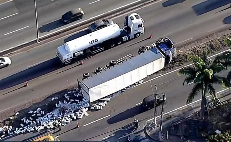Carreta tomba e espalha 26 toneladas de plástico no Anel Rodoviário de BH