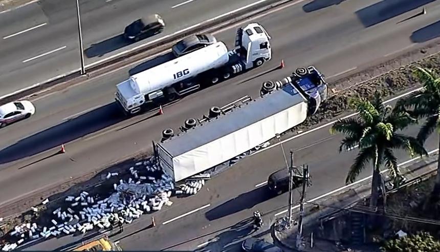 Carreta tomba e espalha 26 toneladas de plástico no Anel Rodoviário de BH