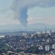 Incêndio de grandes proporções atinge fábrica de plásticos em Guarulhos.