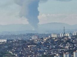 Incêndio de grandes proporções atinge fábrica de plásticos em Guarulhos.