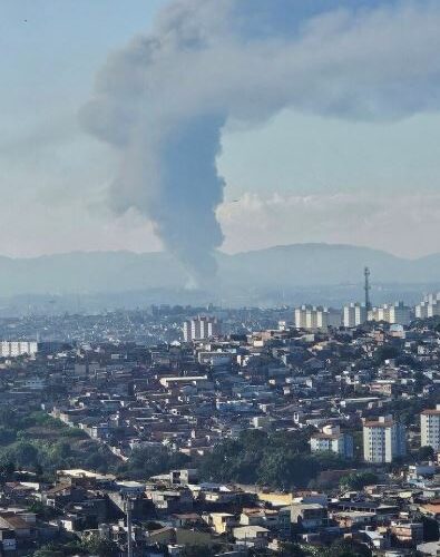 Incêndio de grandes proporções atinge fábrica de plásticos em Guarulhos.