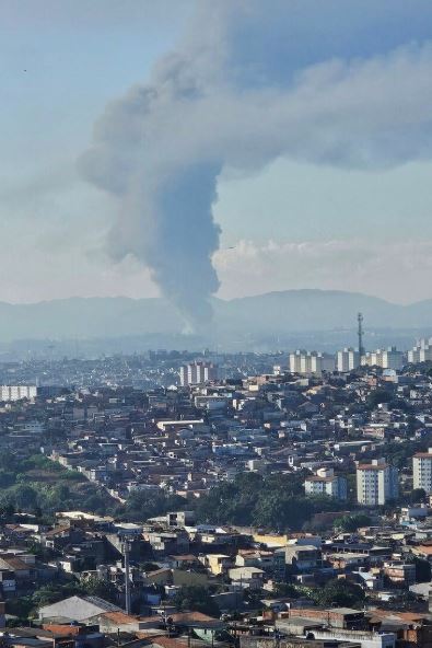 Incêndio de grandes proporções atinge fábrica de plásticos em Guarulhos.