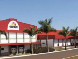 Aurora Coop perde funcionários para frigoríficos em Sananduva e Estação, aponta jornal.