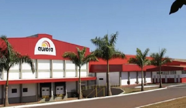 Aurora Coop perde funcionários para frigoríficos em Sananduva e Estação, aponta jornal.