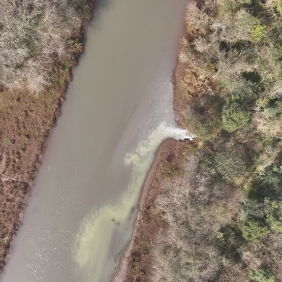 Frigorífico é flagrado despejando efluentes ilegais em Chapecó, diz PM Ambiental