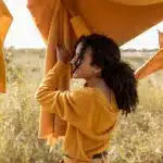 Moda brasileira transforma 68 mil toneladas de plástico reciclado em roupas e acessórios