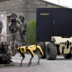 Cão-robô da Boston Dynamics faz teste de combate com exército francês_606f4891b5801.jpeg