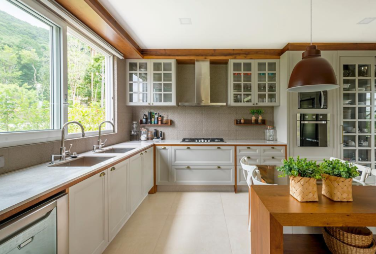 Cozinha grande, branca e amadeirada com estilo provençal e ilha!