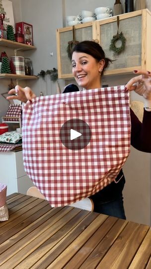 7,8 milhões de visualizações · 1,7 mil reações |  Porta tartas, porta tuppers, porta platos… As medidas que ele utilizou são: Quadrados grandes 56 x 56 cm Tira central 68 x 9 cm As anilhas de madeira podem ser substituídas por anilhas de plástico ou até mesmo fazer tralas com a própria tela.  O que você parece?  #manualidades #xmas #xmasdecor #coser #costurafacil #xmasdecor #coserymas #xmastip #regalosnavideños #regalosnavidad #navidad #manualidadesnavideñas #regalosnavidad #xmasgifts #xmasgift #recetasnavideñas |  mimodemami.com |  Meghan Trainor · Holly Jolly Christmas