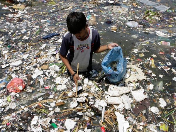 A indústria da moda emite mais carbono do que voos internacionais e transporte marítimo combinados. Aqui estão as maiores maneiras pelas quais isso impacta o planeta.