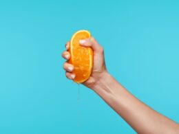 A Paradoxo do Suco de Laranja: Como a Indústria Transforma Menos Demanda em Mais Lucro