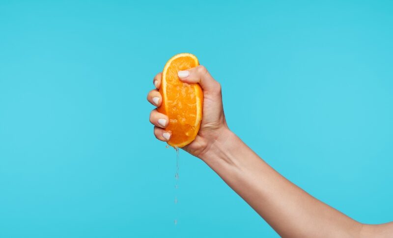 A Paradoxo do Suco de Laranja: Como a Indústria Transforma Menos Demanda em Mais Lucro