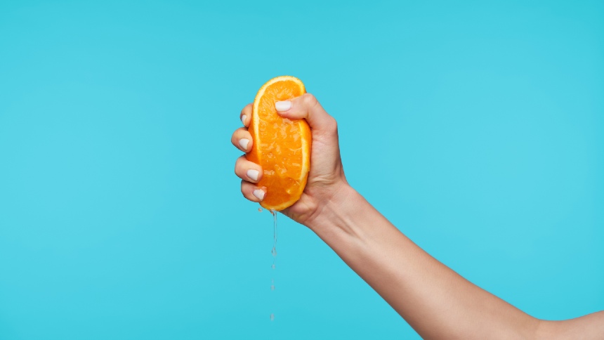 A Paradoxo do Suco de Laranja: Como a Indústria Transforma Menos Demanda em Mais Lucro
