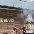 Bolsonaro faz churrasco em frigorífico de Goiânia com apoiadores