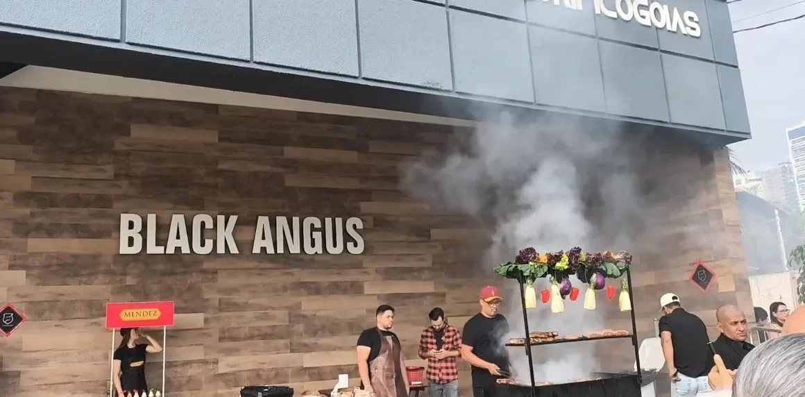 Bolsonaro faz churrasco em frigorífico de Goiânia com apoiadores