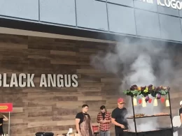 Bolsonaro faz churrasco em frigorífico de Goiânia com apoiadores