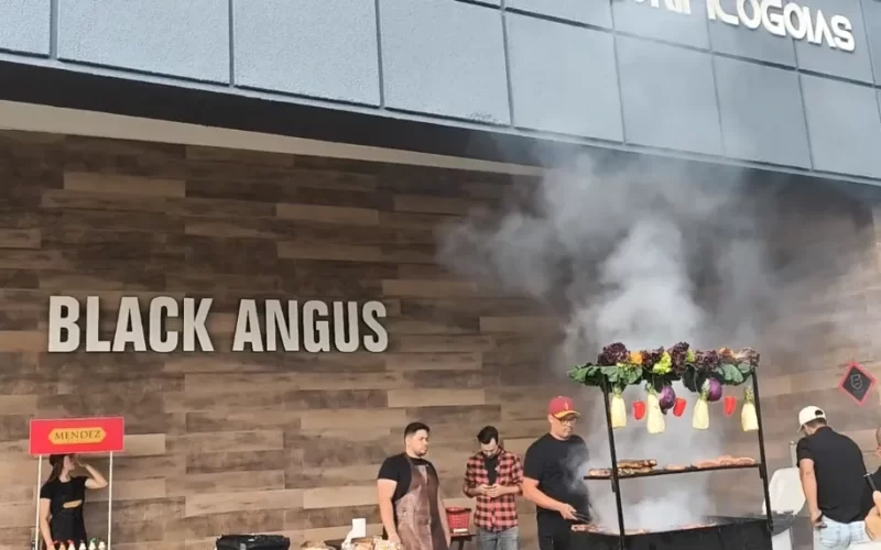 Bolsonaro faz churrasco em frigorífico de Goiânia com apoiadores