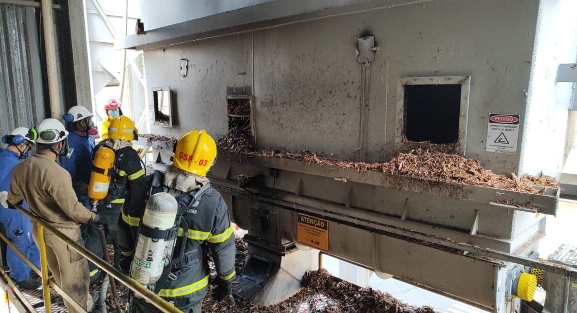 Bombeiros controlam incêndio em silo de frigorífico em Gaspar, SC
