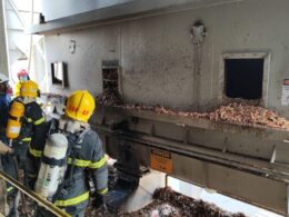 Bombeiros controlam incêndio em silo de frigorífico em Gaspar, SC