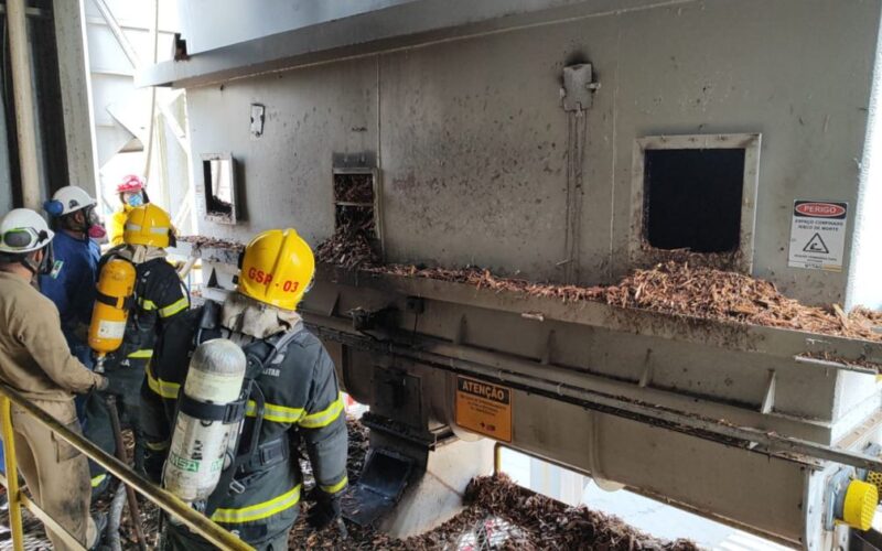 Bombeiros controlam incêndio em silo de frigorífico em Gaspar, SC