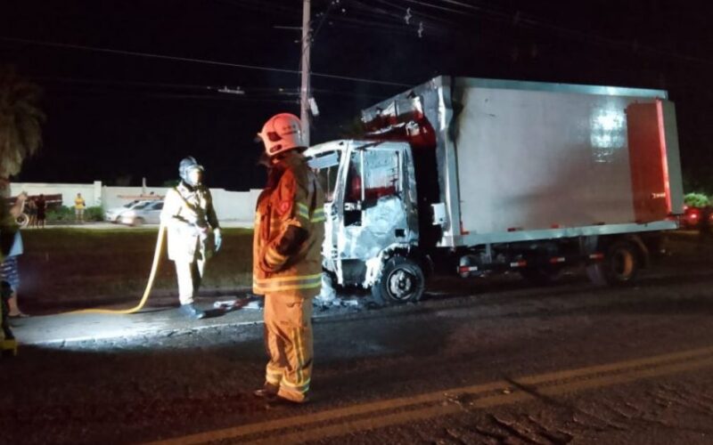 Caminhão frigorífico é consumido pelas chamas em Campos; bombeiros atuam para controlar o fogo
