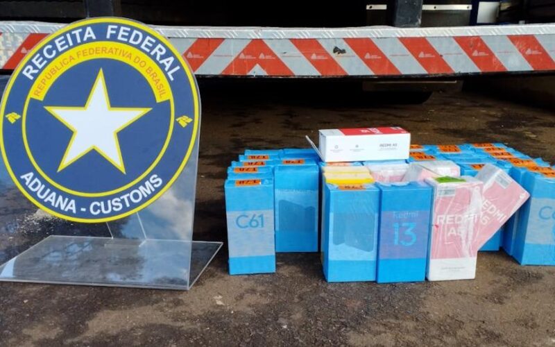 Caminhão frigorífico é flagrado com mais de 2 mil celulares contrabandeados