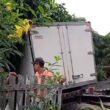 Caminhão frigorífico invade quintal e colide com residência em Mâncio Lima, causando danos materiais.