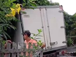 Caminhão frigorífico invade quintal e colide com residência em Mâncio Lima, causando danos materiais.