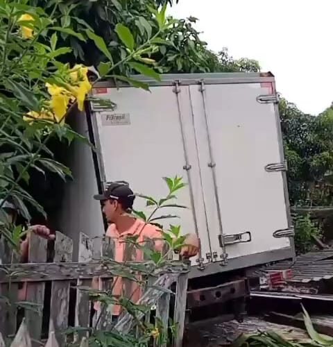 Caminhão frigorífico invade quintal e colide com residência em Mâncio Lima, causando danos materiais.