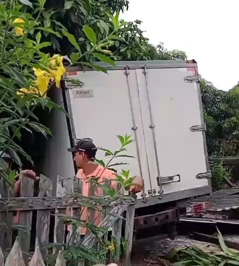 Caminhão frigorífico invade quintal e colide com residência em Mâncio Lima, causando danos materiais.