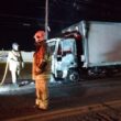 Caminhão frigorífico pega fogo e interdita trecho de rodovia em Campos, sem feridos registrados