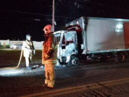 Caminhão frigorífico pega fogo e interdita trecho de rodovia em Campos, sem feridos registrados