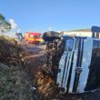 Caminhão frigorífico tomba na SC-390 entre Zortéa e Campos Novos