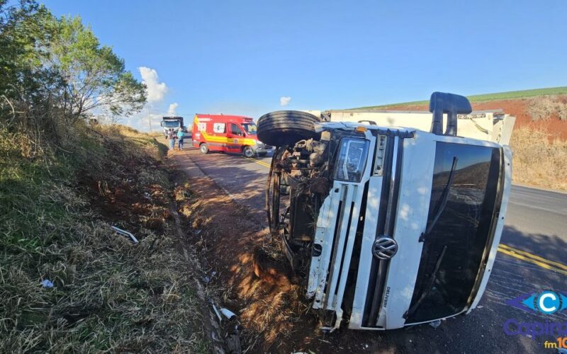 Caminhão frigorífico tomba na SC-390 entre Zortéa e Campos Novos