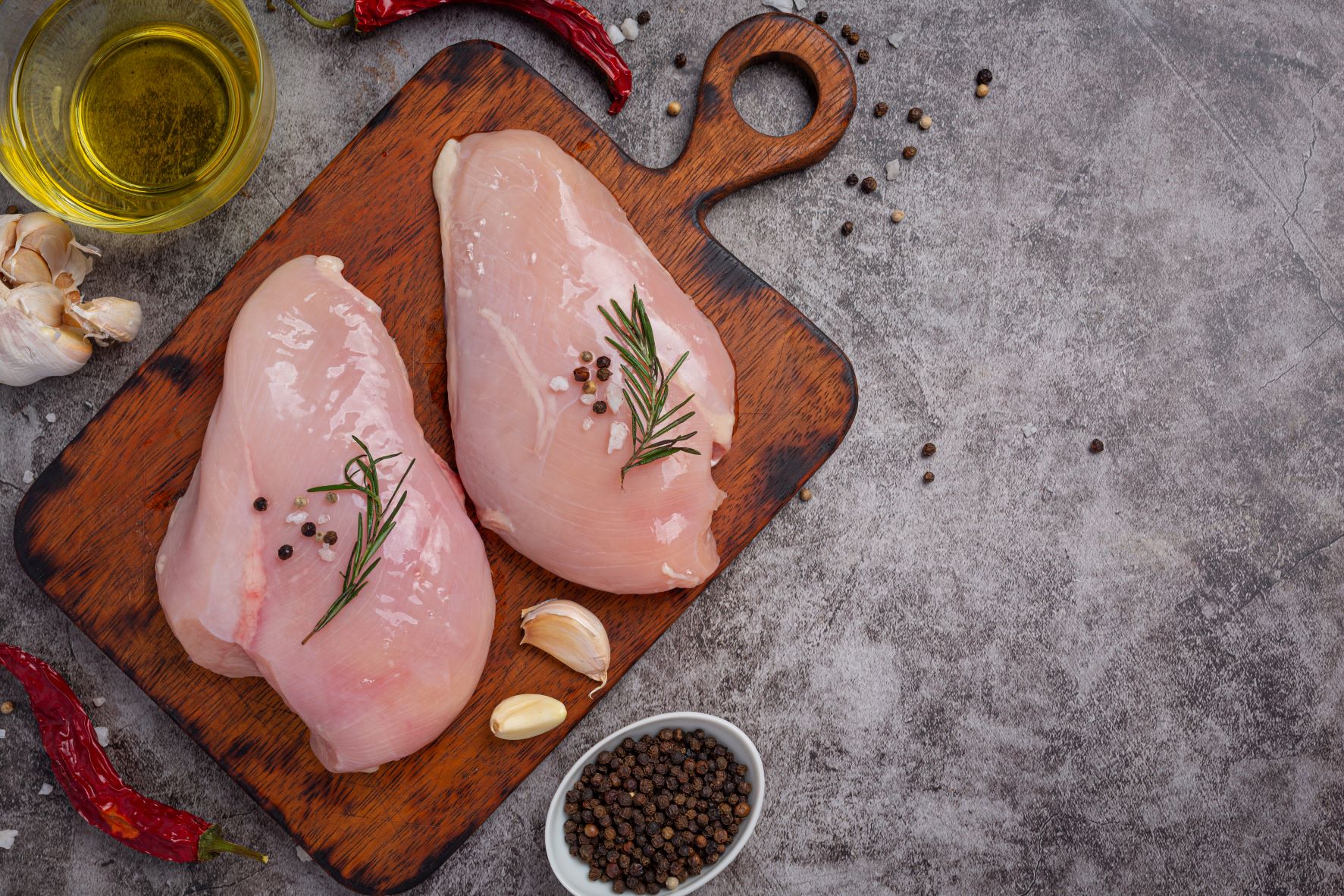 Carne de frango perde competitividade para a carne suína, mas continua superior à carne bovina.