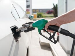 Cientistas convertem plástico em gasolina com 95% de eficiência em uma única etapa